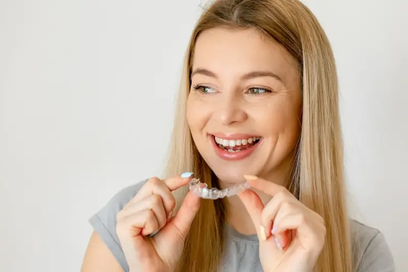 Noszenie nakładek Invisalign