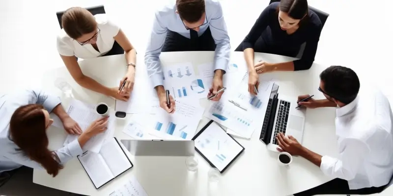 Skrzynie transportowe pełne vs. skrzynie ażurowe